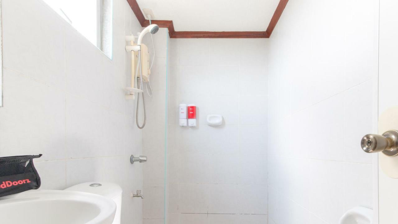 Reddoorz @ Paterno Street Tacloban Hotel Exterior foto